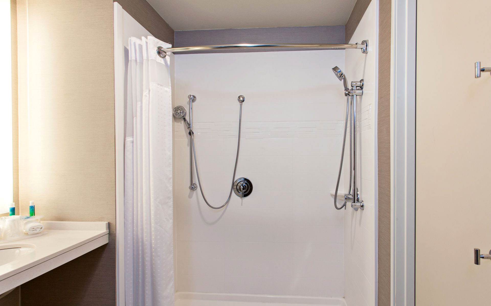 Holiday Inn Express Suites - Shower